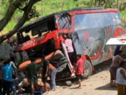Enam Orang Meninggal, Bus Wisata Tabrak Pagar Rumah di Jalur Bromo