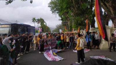 Demo mahasiswa di depan kantor Gubernur Sumbar.
