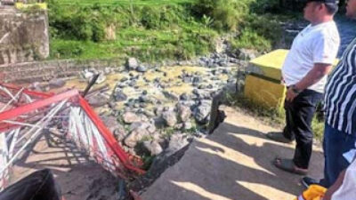 Jembatan Kali Erang di Tegal ambruk saat proses pembongkaran, lima pekerja konstruksi luka-luka.