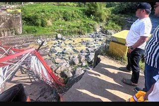 Jembatan Kali Erang di Tegal ambruk saat proses pembongkaran, lima pekerja konstruksi luka-luka.