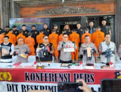 Tersangka Bawa Molotov dan Merusak Kendaraan Dinas Polri
