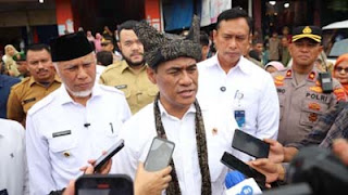 Mentan Amran Sulaiman mengunjungi Pasar Lubuk Buaya, Kota Padang.