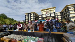 Rilis pengungkapan kasus peredaran narkoba jenis sabu-sabu dengan berat kotor mencapai 50 kilogram di Padang, pada Rabu (17/9).