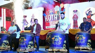Walikota Fadly Amran menabuh gendang tasa saat membuka Festival Kota Tua