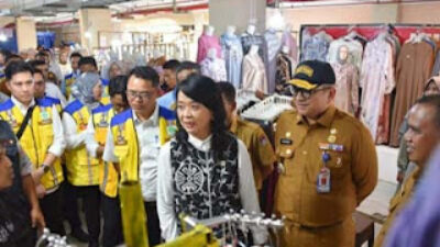 Wamen PU, Diana Kusumastuti saat melakukan peninjauan Pasar Raya Fase VII