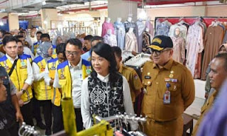 Wamen PU, Diana Kusumastuti saat melakukan peninjauan Pasar Raya Fase VII