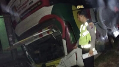 Bus NPM Tabrak Tiang Listrik dan Mushalla di Solok