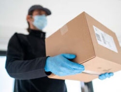 Polisi Buru Pria Bekasi yang Lukai Kurir karena Bayar COD