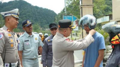 Polres Solok Bagikan Helm Gratis untuk Pengendara Tertib