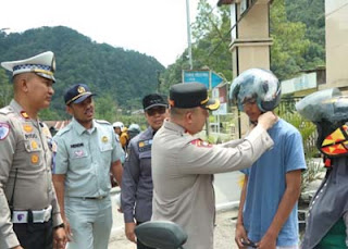 Polres Solok Bagikan Helm Gratis untuk Pengendara Tertib