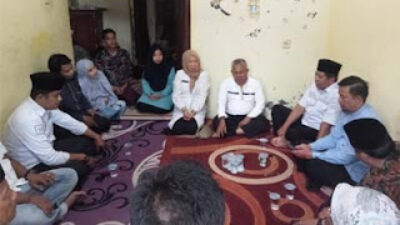 Sekda Agam Takziah ke Rumah Duka Weri Ikhwan