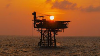 Harga Minyak Melonjak Hampir 3 Persen, Penurunan Stok AS Picu Kekhawatiran Pasokan.