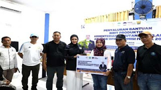 Penyerahan secara simbolis bantuan bibit buah unggulan produktif