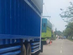 Bahaya Parkir Truk di Pinggir Jalan Padang Besi Masih Ada