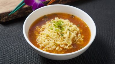 Jangan makanan mi instan berbarengan dengan beberapa makanan yang tinggi garam.