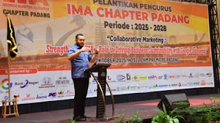 Wali Kota Padang, Fadly Amran, menghadiri pelantikan.