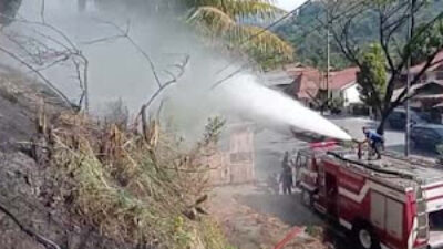 Petugas Damkar Bergerak Cepat Padamkan Api.