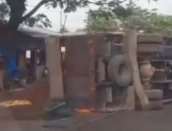 Truk Cangkang Sawit Rebahlah di Jalan By Pass, Pengendara Diminta Waspada