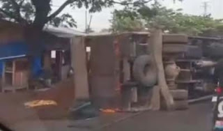 Truk Muatan Berat Terbalik