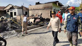 Kadinsos Sumbar Syaifullah melihat kondisi usai kebakaran di kawasan Seberang Padang.