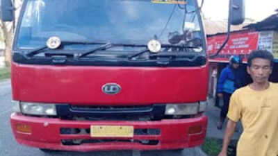 Truk Parkir Diseruduk Motor di Padang Besi, Pengendara Alami Luka Berat