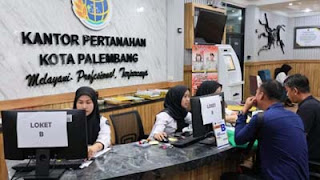 Suasana pengurusan urusah pertanahan di Kantah Palembang.