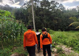 Tim SAR gabungan saat melakukan evakuasi warga hilang dalam hutan di Solok Selatan.