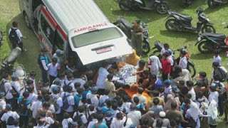 Tim gabungan Basarnas Pasaman bersama masyatakat saat mengevakuasi korban