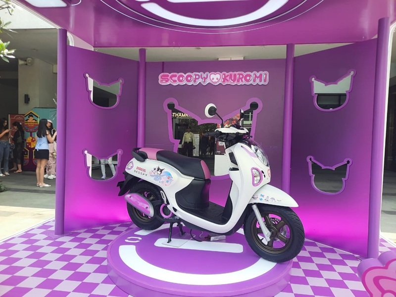 Tampilan Honda Scoopy Kuromi Limited Edition yang stylish.