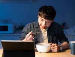 Hindari Makan Larut Malam, Ini Penjelasan Ilmiahnya