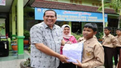 Wako Pariaman menyerahkan seragam sekolah gratis.