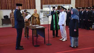 Wako Fadly Amran lantik 122 pejabat administrator dan fungsional di lingkup Pemko Padang.