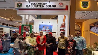 Ketua Dekranasda Kabupaten Solok menghadiri pembukaan Inacraft di JCC Senayan.