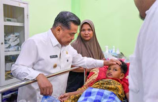 Bupati Agam, H. Benni Warlis mengunjungi pasien