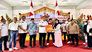 Ketum IKM Andre Rosiade menyerahkan bantuan uang tunai dan paket sembako.