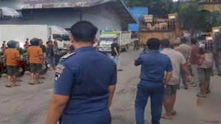 Truk pengangkut ternak terobos hadangan petugas gabungan dan pagar besi