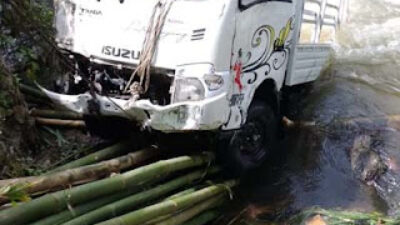 Mobil Pikap Terperosok ke Sungai Batang Gumanti