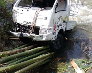 Mobil Pikap Terperosok ke Sungai Batang Gumanti