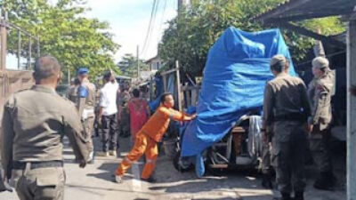 Penertiban lapak yang ditinggal pemilik oleh Satpol PP Padang