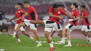 Rizky Ridho (tengah) bersama rekan-rekannya mengikuti sesi latihan kualifikasi Piala Dunia 2026
