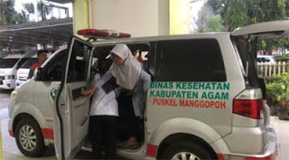 Ambulance membawa salah satu siswa korban keracunan MBG di Lubuk Basung, Agam.