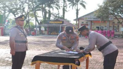 Kapolsek Idanögawo Ipda Dismen B.J Harefa dihadapan Kapolres Nias AKBP Agung SDC saat Sertijab