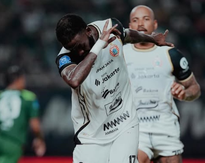 Selebrasi Allano usai cetak gol di laga Persebaya Surabaya vs Persija Jakarta.