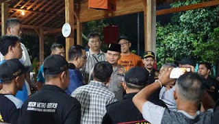 Kapolres Bekasi saat Dialog dengan Warga.