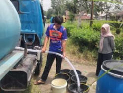 BPBD dan PDAM Agam Distribusikan Air Bersih ke 10 Nagari Terdampak Kekeringan