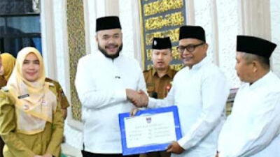 Wali Kota Padang, Fadly Amran, menyerahkan secara simbolis dana operasional triwulan III