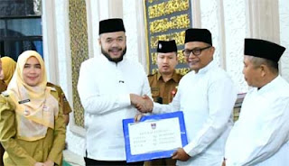 Wali Kota Padang, Fadly Amran, menyerahkan secara simbolis dana operasional triwulan III