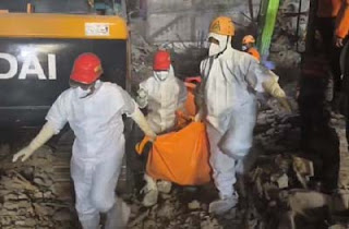 Tim SAR gabungan mengevaakuasi jenazah korban ambruknya musala Ponpes Al Khoziny, Sidoarjo