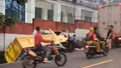Truk di Puncak Bogor Masuk ke Parit