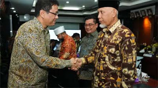 Gubernur Sumatera Barat, Mahyeldi Ansharullah saat bersalaman